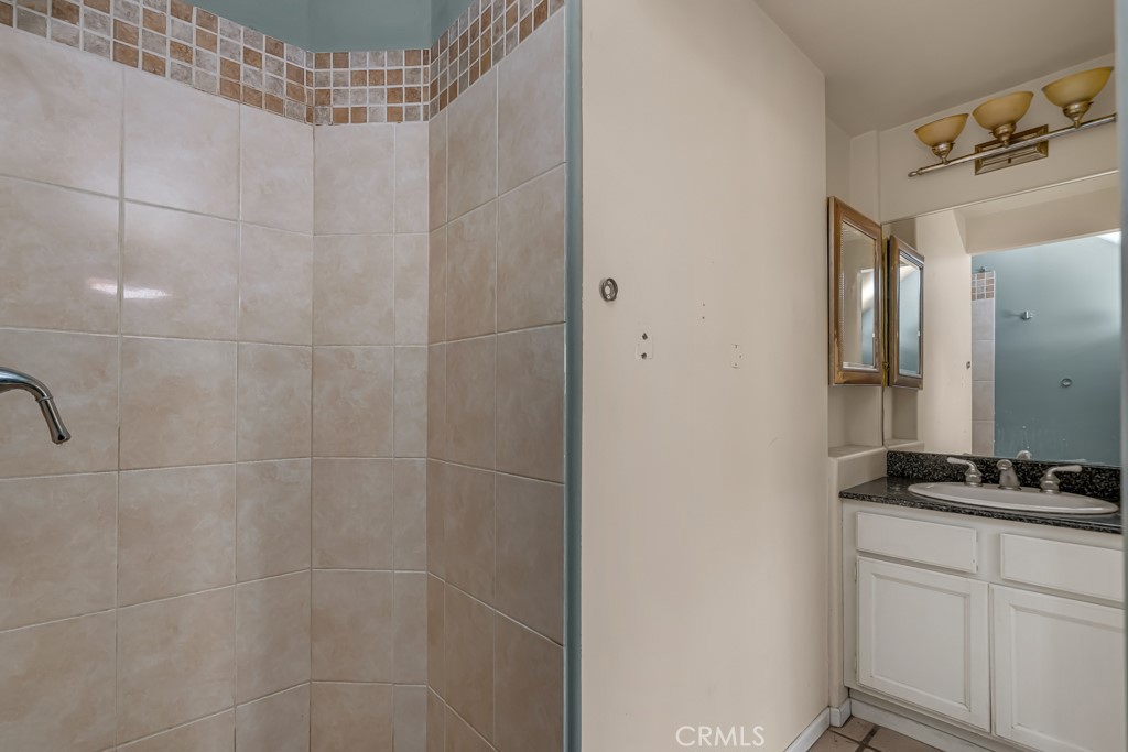 https://media.crmls.org/medias/ccc4b9cb-008b-471d-8e0b-ebc98f8d0d55.jpg?preset=X-Large
