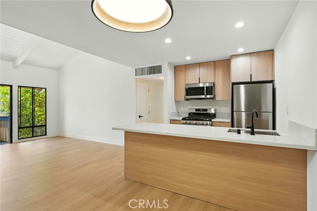 8601 International Avenue, Canoga Park CA: https://media.crmls.org/medias/ccc4c24b-e1b9-44fc-8d3f-4ac12ec33a93.jpg