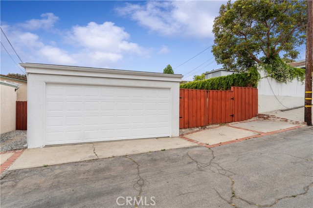 588 33rd Street, Manhattan Beach, California 90266, 2 Bedrooms Bedrooms, ,1 BathroomBathrooms,Residential,Sold,33rd,RS24116032