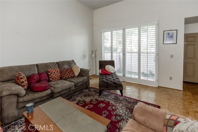 Detail Gallery Image 3 of 27 For 19545 Sherman Way #66,  Reseda,  CA 91335 - 3 Beds | 2/1 Baths