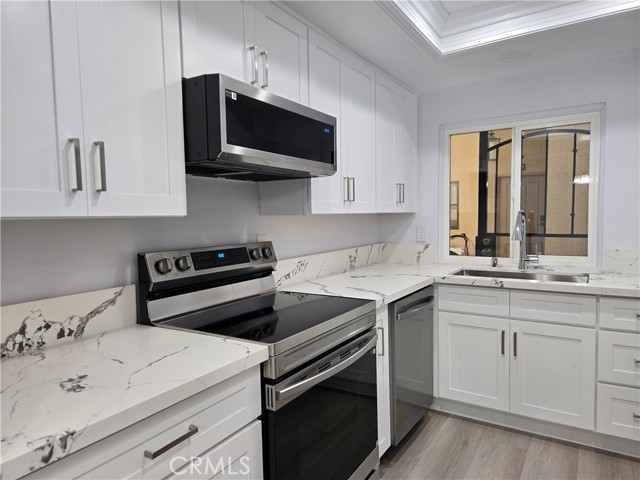 Detail Gallery Image 8 of 22 For 13504 La Jolla Cir #F,  La Mirada,  CA 90638 - 2 Beds | 2 Baths