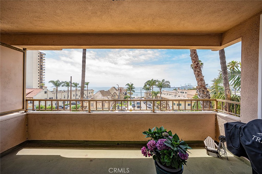 https://media.crmls.org/medias/ccca92c8-0349-4756-941f-e69a4c08200d.jpg?preset=X-Large