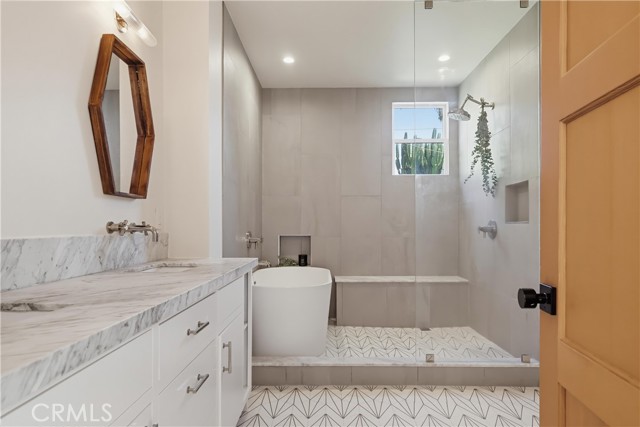 2932 Edgehill photo 32