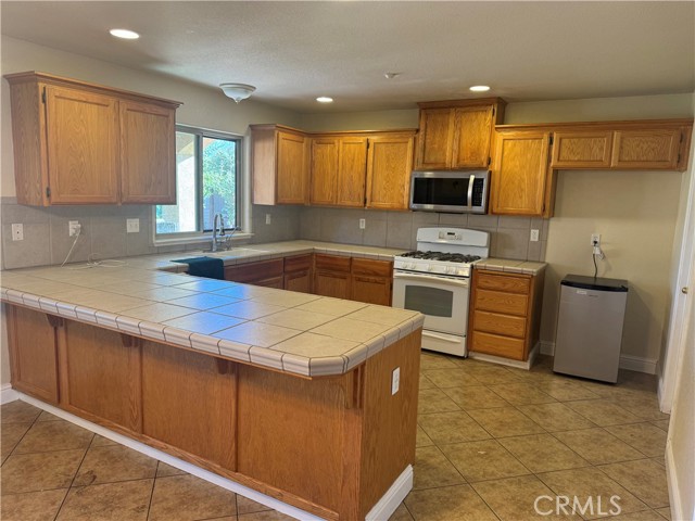 218 Brighton Avenue, King City CA: https://media.crmls.org/medias/ccd401bd-fb3d-4a5c-a18d-edb1b70e5843.jpg