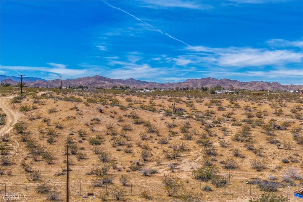 https://media.crmls.org/medias/ccd7a2b6-64ac-40c1-b415-04c3fcd46ca4.jpg?preset=X-Large