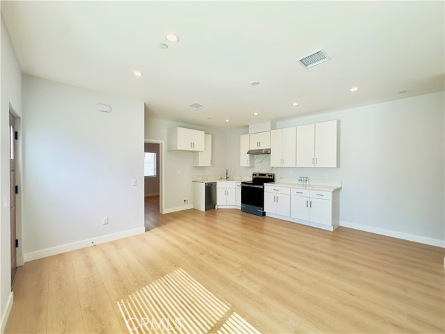 17522 Lemay Street, Lake Balboa CA: https://media.crmls.org/medias/ccd9eb25-2253-44ee-9da1-ae0814bfec8d.jpg