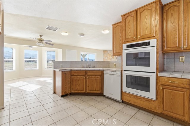6895 Coyote Rd, Phelan CA: https://media.crmls.org/medias/ccd9f984-1e6c-44ea-b292-679606070ef6.jpg