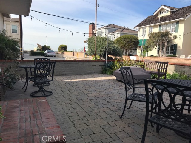 28 18th Street Hermosa Beach, California Charming walk street completely furnished 2 bedroom one bath apartment with air conditioning three doors to the strand. Garage with washer/dryer.
6 month lease. 4 blocks to downtown and restaurants. Best walk street north of the pier.