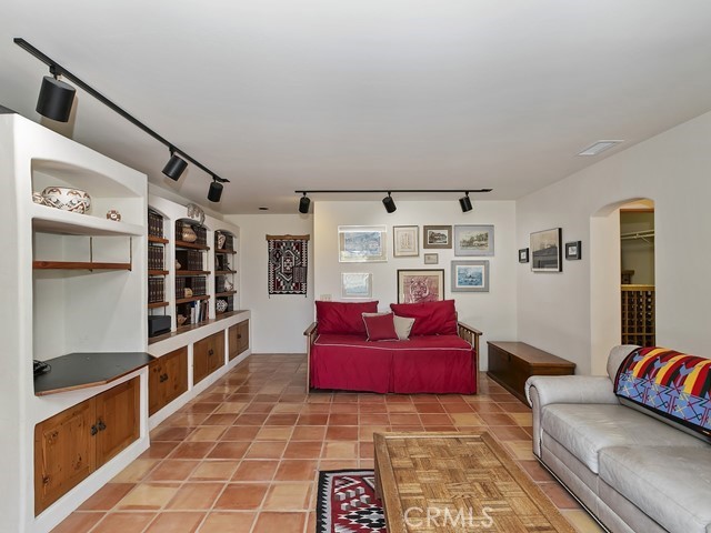 https://media.crmls.org/medias/ccdb6136-727b-41ad-ae6b-d754ee3ec1d1.jpg?preset=X-Large
