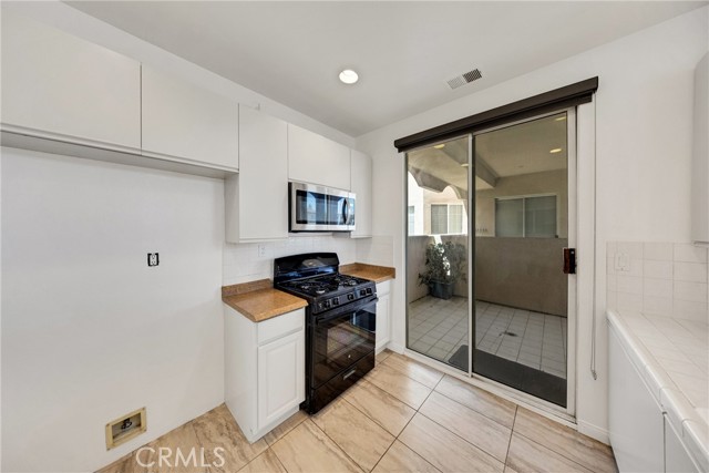 408 W Queen Street, Inglewood CA: https://media.crmls.org/medias/ccdb9898-441b-45ab-914c-d7dfad7a2a77.jpg