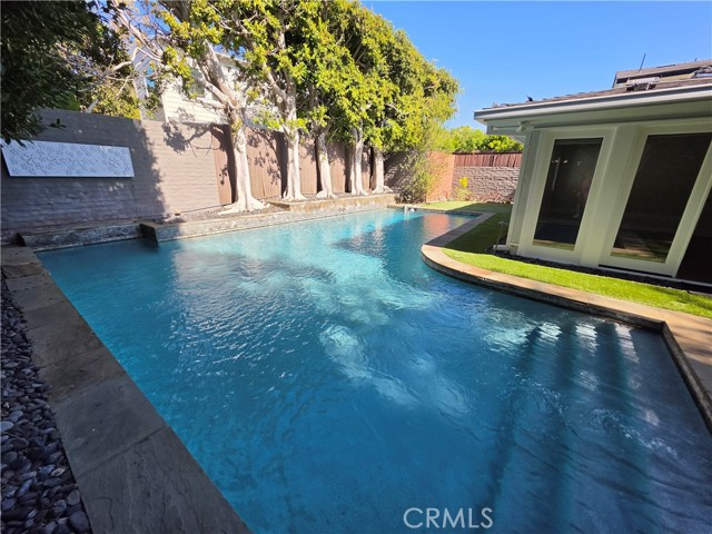 310 S Thurston