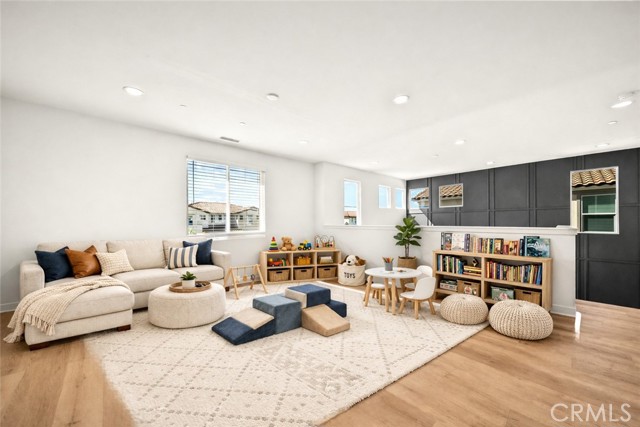 Detail Gallery Image 23 of 56 For 17715 Hillside, Canyon Country,  CA 91350 - 4 Beds | 4 Baths