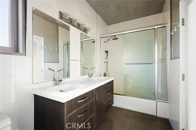 Detail Gallery Image 20 of 29 For 750 E Orange Grove Ave, Burbank,  CA 91501 - 3 Beds | 3 Baths
