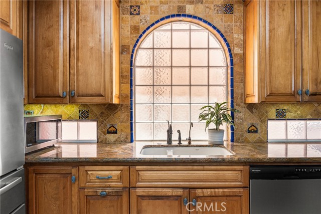 6915 E Seaside, Long Beach CA: https://media.crmls.org/medias/ccdef3bd-6ef8-4675-8e36-18d4ec4c1e11.jpg