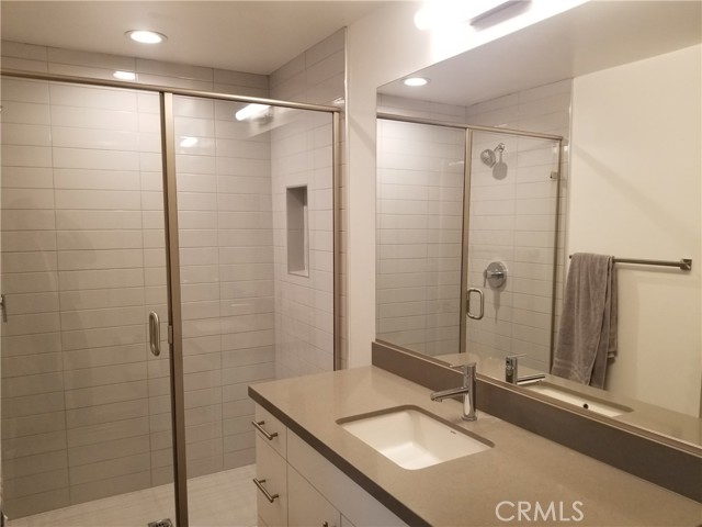 Detail Gallery Image 5 of 7 For 5621 N Bella Blanco Dr, North Hollywood,  CA 91601 - 3 Beds | 3/1 Baths