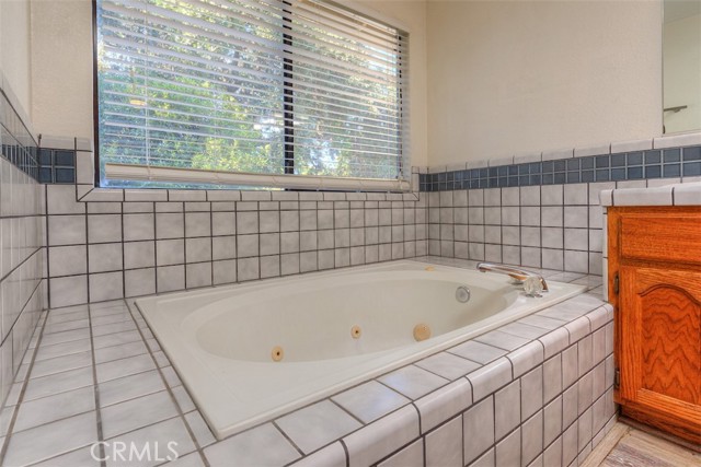 1022 Sir William Court, Chico CA: https://media.crmls.org/medias/cce5da37-2f5c-4bee-85f6-2cdc30c4a672.jpg