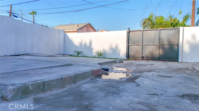 9218 Hooper Avenue, Los Angeles CA: https://media.crmls.org/medias/cce5df17-6270-4b71-8ac4-aa534e8ebe69.jpg