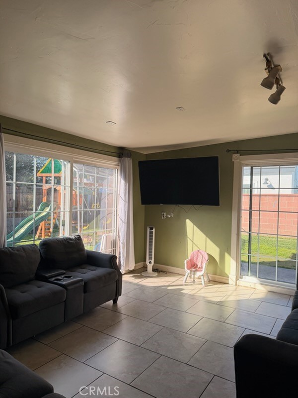 Detail Gallery Image 8 of 26 For 2403 W Almond Ave, Orange,  CA 92868 - 3 Beds | 2 Baths