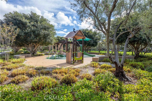 81 Strawberry, Irvine CA: https://media.crmls.org/medias/cce871cf-849b-4e19-bf91-4962e9dac28d.jpg