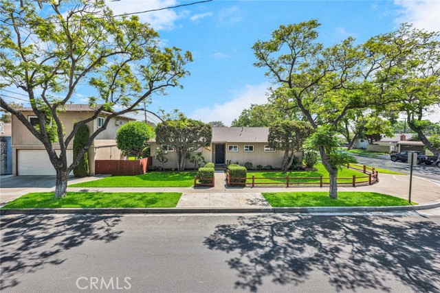1309 N Linwood Avenue, Santa Ana CA: https://media.crmls.org/medias/cce8a102-b22a-4b6e-a303-fe2bf37afc38.jpg