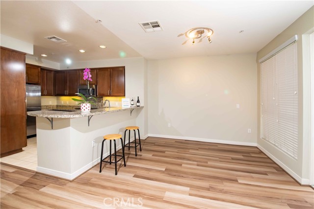 Detail Gallery Image 5 of 64 For 21301 Erwin St #237,  Woodland Hills,  CA 91367 - 2 Beds | 2 Baths