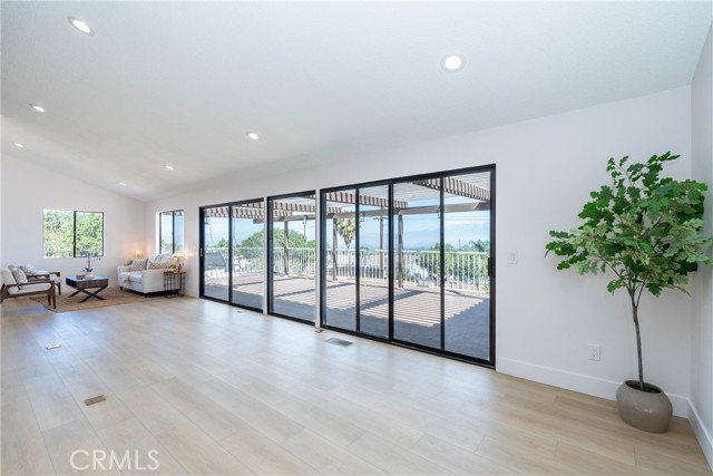 16066 Rancho Verde Circle, Riverside CA: https://media.crmls.org/medias/cce99c07-4cb2-41b3-8fdc-eef0a1febcde.jpg