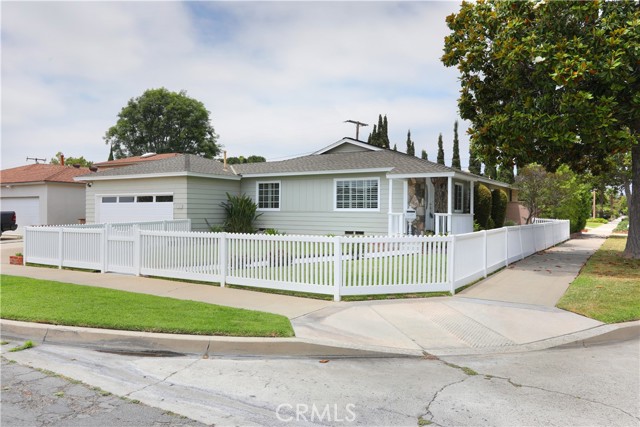 1241 E Mayfair Avenue, Orange CA: https://media.crmls.org/medias/ccecea3a-956a-4bd6-b27f-756debbf15b1.jpg