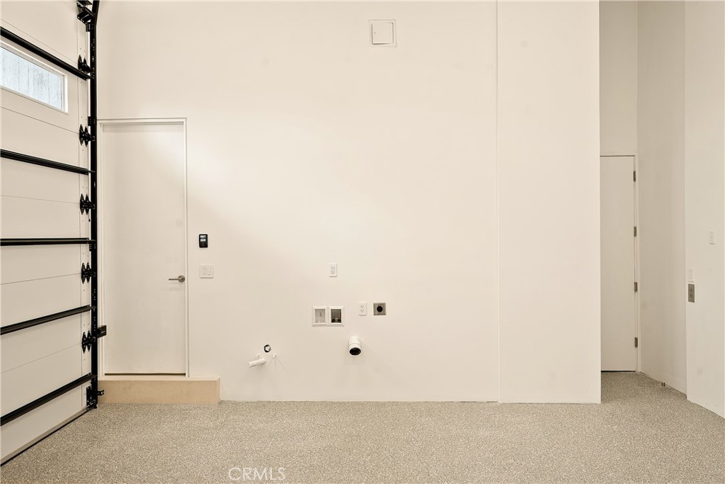 https://media.crmls.org/medias/ccef43ec-a647-4cbc-9896-65ba97014879.jpg?preset=X-Large