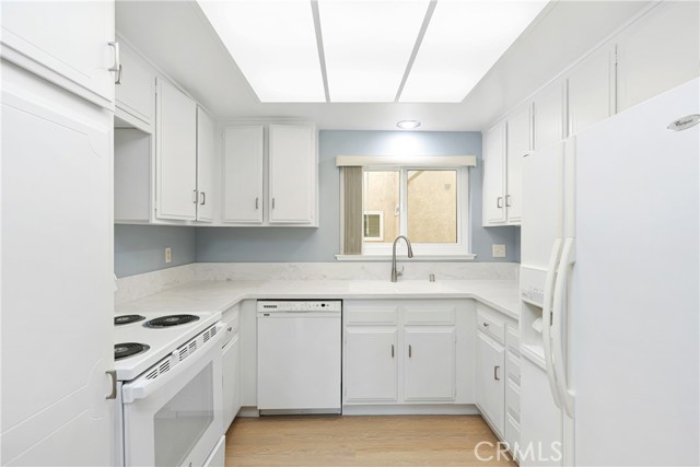 2386 Via Mariposa W, Laguna Woods CA: https://media.crmls.org/medias/ccf02eca-17b9-4dc2-81d1-d4a8da893b83.jpg