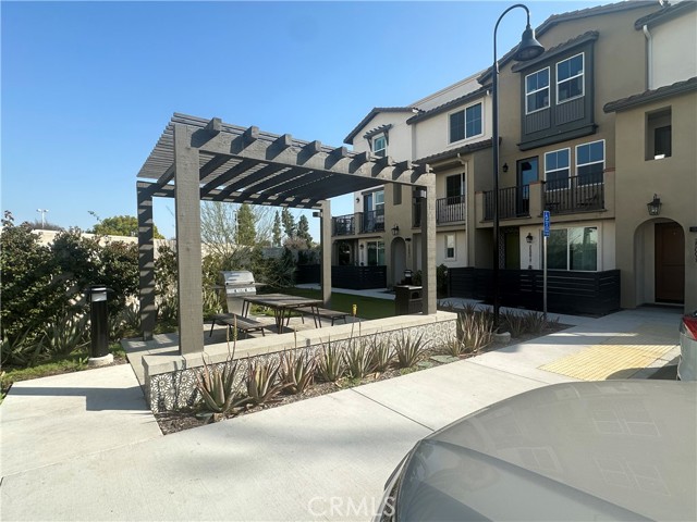 Detail Gallery Image 2 of 13 For 2500 Valentina Way #3,  Commerce,  CA 90040 - 3 Beds | 3 Baths