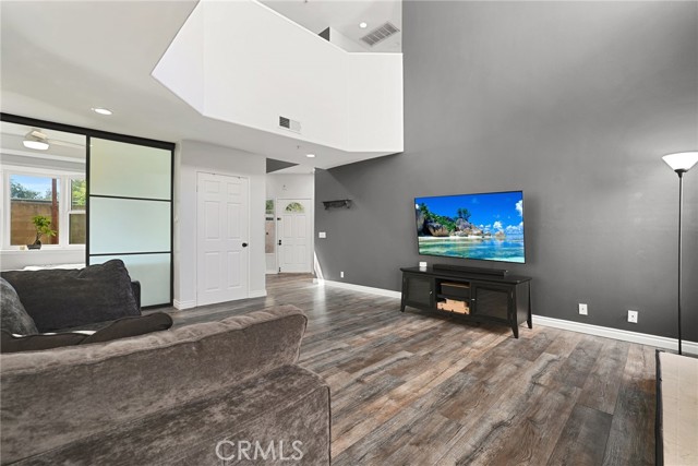 Detail Gallery Image 8 of 46 For 9400 1/2 Noble Ave, North Hills,  CA 91343 - 4 Beds | 3 Baths