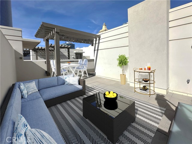 700 E Street, San Diego, California 92101, 1 Bedroom Bedrooms, ,2 BathroomsBathrooms,Residential,For Sale,E Street,OC24112082