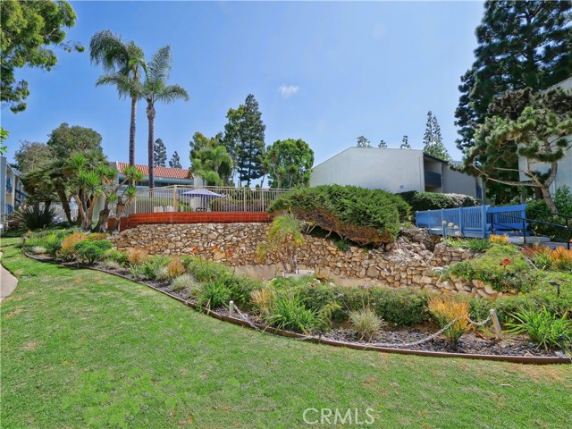Landscaping everywhere... colors, bridges, palm trees... this is one of my favorite spots! Landscaping everywhere... colors, bridges, palm trees... this is one of my favorite spots!