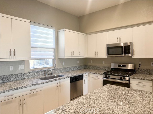 Detail Gallery Image 4 of 24 For 718 Central Ave, Upland,  CA 91786 - 3 Beds | 3/1 Baths