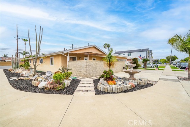 Detail Gallery Image 2 of 24 For 9611 Albacore Dr, Huntington Beach,  CA 92646 - 4 Beds | 2 Baths
