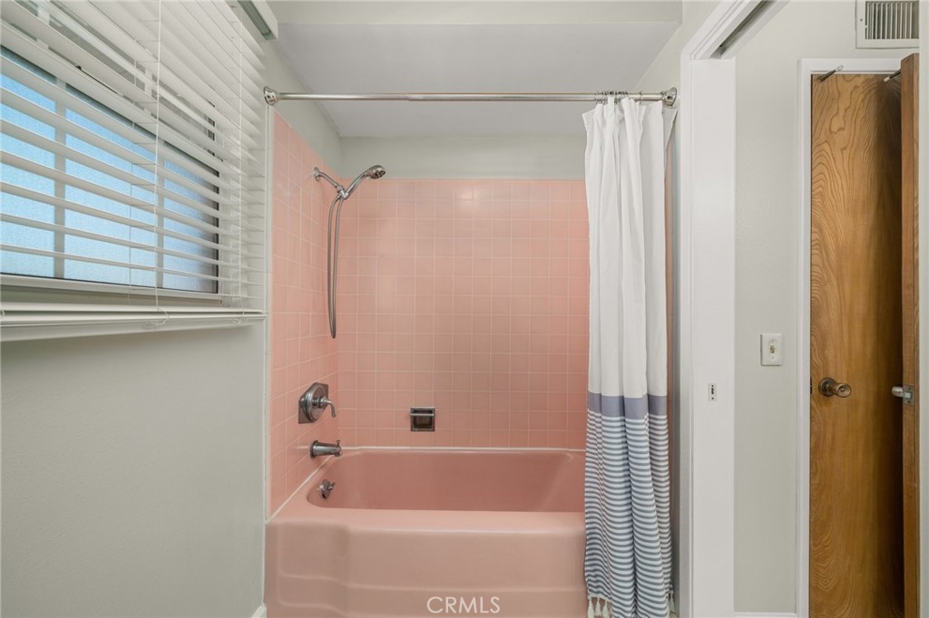 https://media.crmls.org/medias/ccfb71e5-fe00-47fd-9927-0e50757b92c1.jpg?preset=X-Large