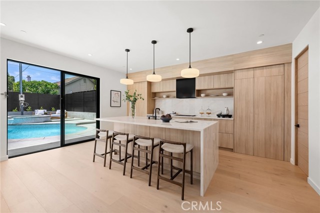 555 N Plymouth Boulevard, Los Angeles CA: https://media.crmls.org/medias/ccfe8638-278a-4be9-9ed4-3c7a7140dc66.jpg
