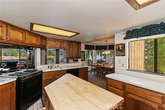 488 Lakeview Court, Big Bear Lake CA: https://media.crmls.org/medias/cd056bd0-6f79-4f10-8c1b-48c5db7a7533.jpg