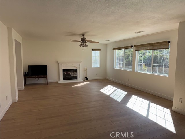 Detail Gallery Image 10 of 28 For 2560 Duomo, Palmdale,  CA 93550 - 4 Beds | 3 Baths