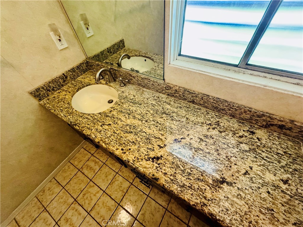 https://media.crmls.org/medias/cd096fc0-98d3-45e5-be02-c90164344cf5.jpg?preset=X-Large
