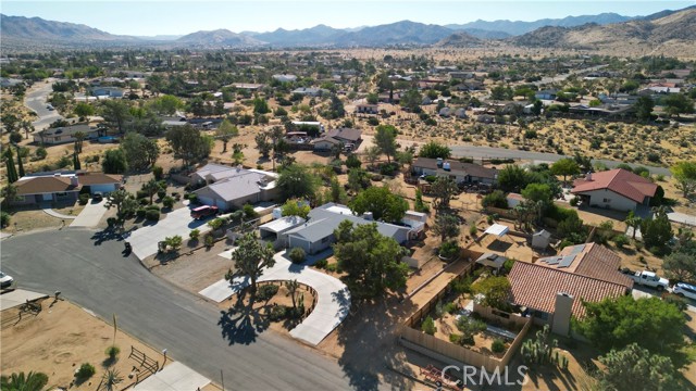 Horseshoe driveway and CulDeSac
