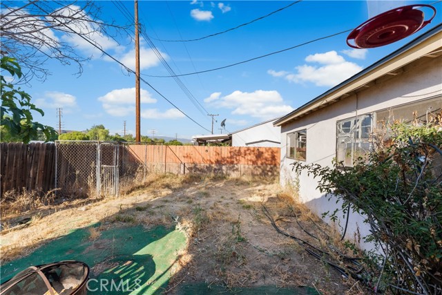 22038 Alamogordo Road, Saugus CA: https://media.crmls.org/medias/cd09a1ce-9712-413f-8584-b55e9a94a089.jpg