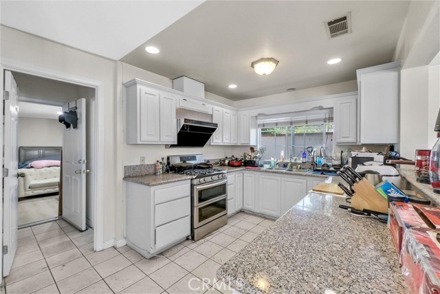 Detail Gallery Image 8 of 26 For 1451 W 10th St, Pomona,  CA 91766 - 4 Beds | 3 Baths