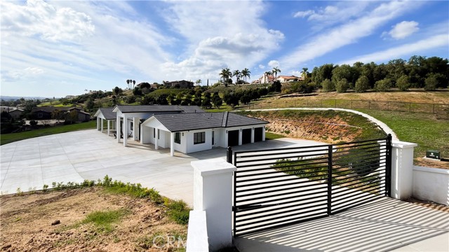 Detail Gallery Image 5 of 66 For 2027 via Monserate, Fallbrook,  CA 92028 - 4 Beds | 4 Baths