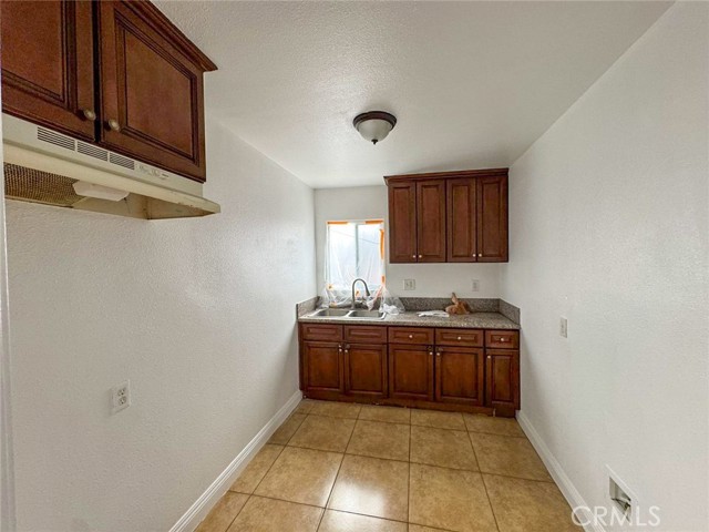 Detail Gallery Image 4 of 7 For 2913 Illinois Ave, South Gate,  CA 90280 - 1 Beds | 1 Baths