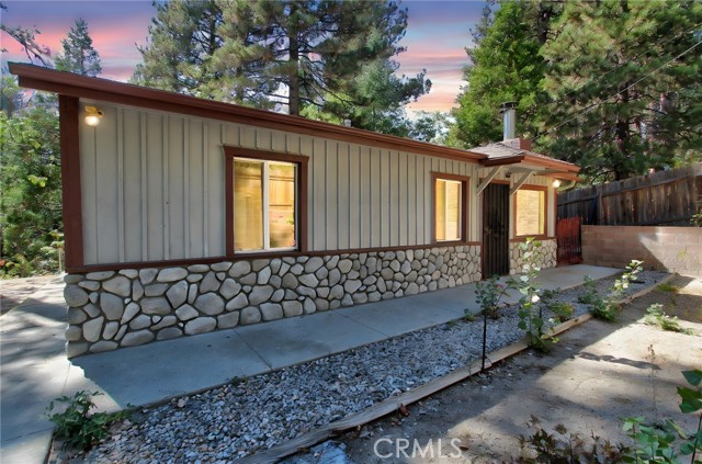 Detail Gallery Image 1 of 14 For 32159 Cove Cir, Running Springs,  CA 92382 - 2 Beds | 1 Baths