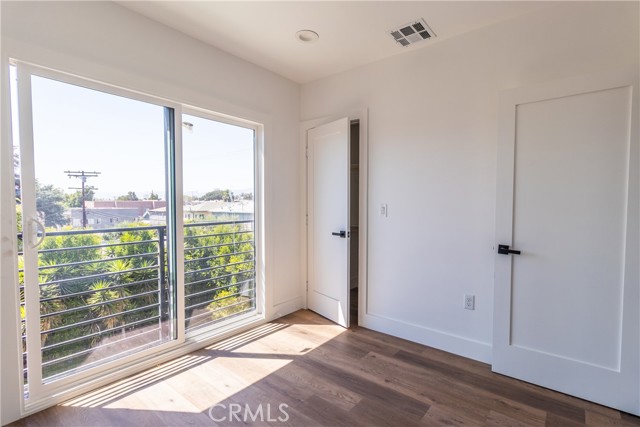 Detail Gallery Image 15 of 22 For 4507 W 18th St Dr #1,  Los Angeles,  CA 90019 - 4 Beds | 3 Baths