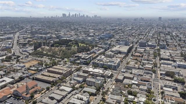 1727 N Kenmore Avenue, Los Angeles CA: https://media.crmls.org/medias/cd0eb1f6-b789-4576-b85c-3c020217be83.jpg
