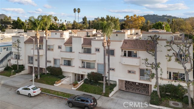 Detail Gallery Image 1 of 1 For 11110 Camarillo St #117,  Toluca Lake,  CA 91602 - 2 Beds | 2/1 Baths
