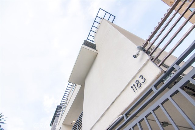 Detail Gallery Image 2 of 14 For 1183 Crenshaw Bld #201,  Los Angeles,  CA 90019 - 2 Beds | 2 Baths